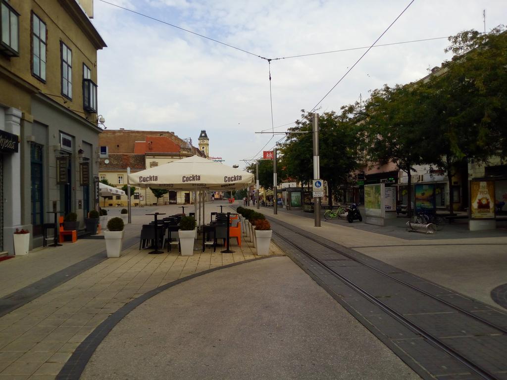 Apartment Downtown Osijek Bagian luar foto